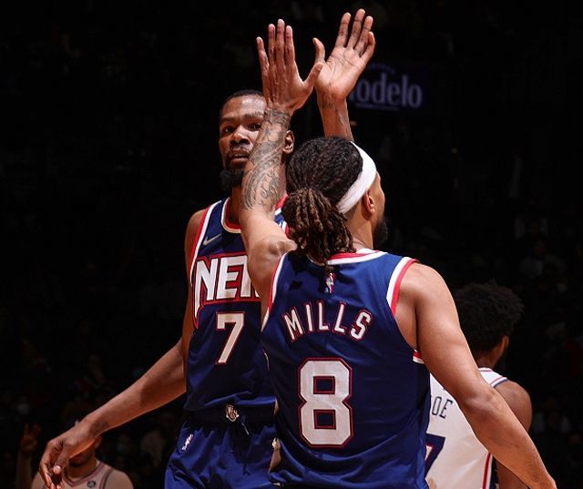 最近几场表现相当挣扎，火箭对于内线老将的使用出了明显的问题？（近几场状态不佳，火箭在使用内线老将方面是否暴露出显著问题？）