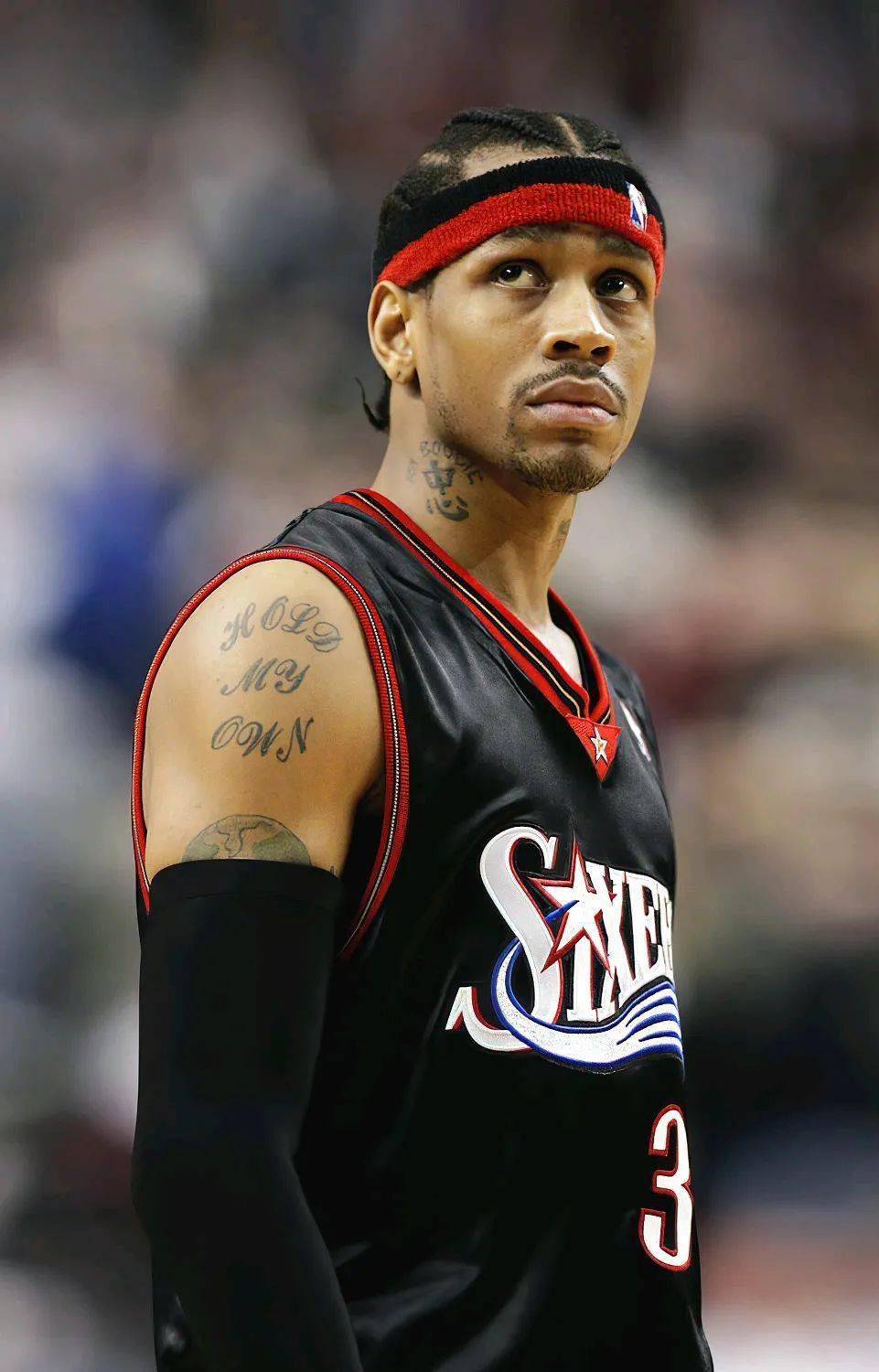 自己给自己颁奖！特朗普获首届FIFA和平奖 因凡蒂诺抛出争议言论（被指“自我加冕”，特朗普摘得首届FIFA和平奖，因凡蒂诺言论引发争议）