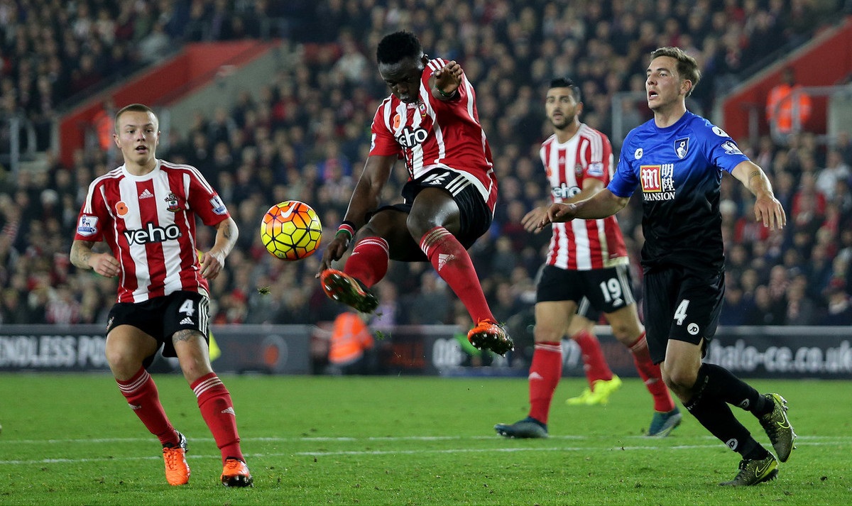 球星突破防线送出制胜球（球星强突防线打进制胜一球）