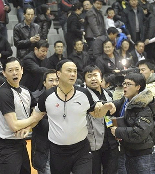 时隔20年，美因茨作为垫底球队在拜仁头上拿分（20年后，副班长美因茨再度从拜仁身上抢分）