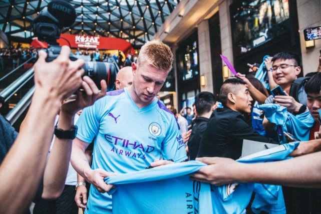 江苏男篮官方定妆照出炉新球衣新阵容新面貌 一起迎接新赛季（江苏男篮发布定妆照：新球衣、新阵容、新气象，共迎新赛季）