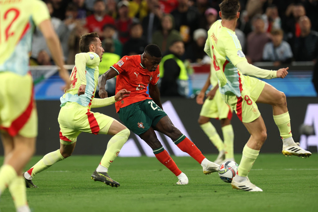 半场：皇马1-2曼城，罗德里戈破门，奥赖利扳平，哈兰德反超（半场战报：皇马1-2落后曼城，罗德里戈先开纪录，奥赖利扳平，哈兰德反超比分）