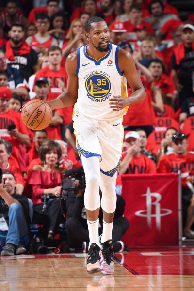 爱德华兹连续第三场缺阵，此前缺席的两场森林狼均取得胜利（爱德华兹将连续第三战缺席，森林狼此前两场在他缺阵时均获胜）