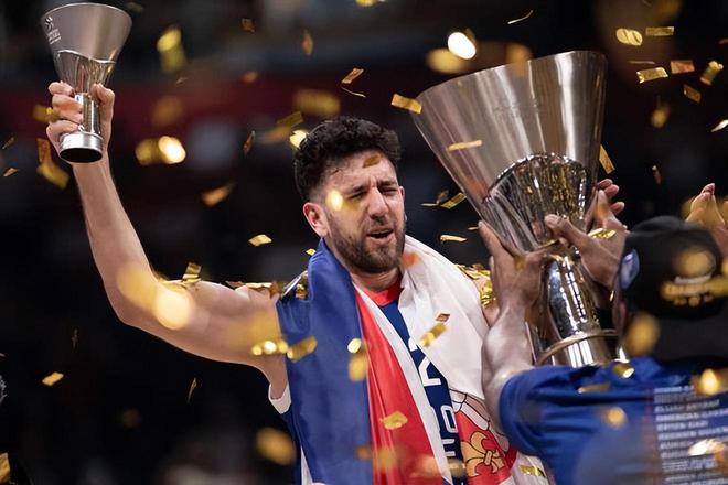 美媒：东契奇直接开着布加迪跑车来到今日与独行侠的比赛现场（美媒：东契奇驾布加迪亮相今日独行侠比赛现场）