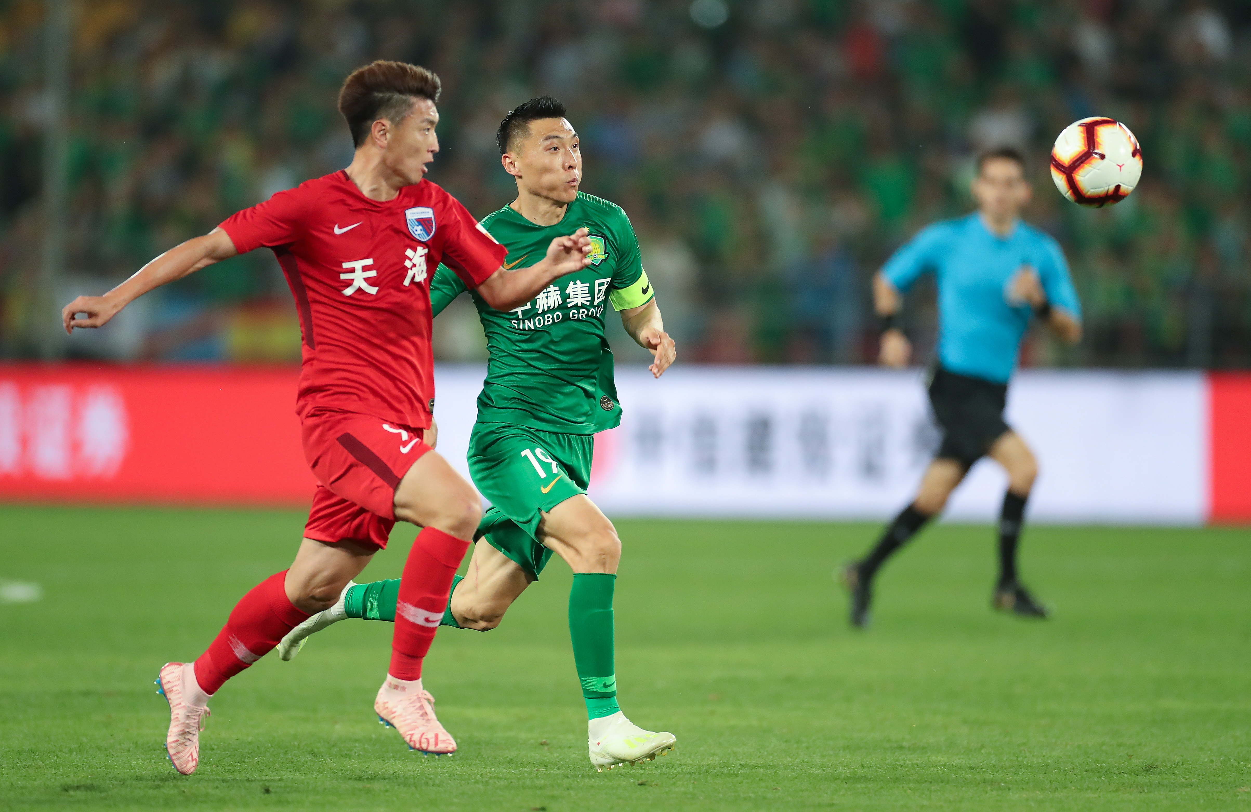 混团世界杯：日本队全场被中国观众针对，张本智和的表情亮了！（混团世界杯现场：中国观众全程施压日本队，张本智和表情成焦点）