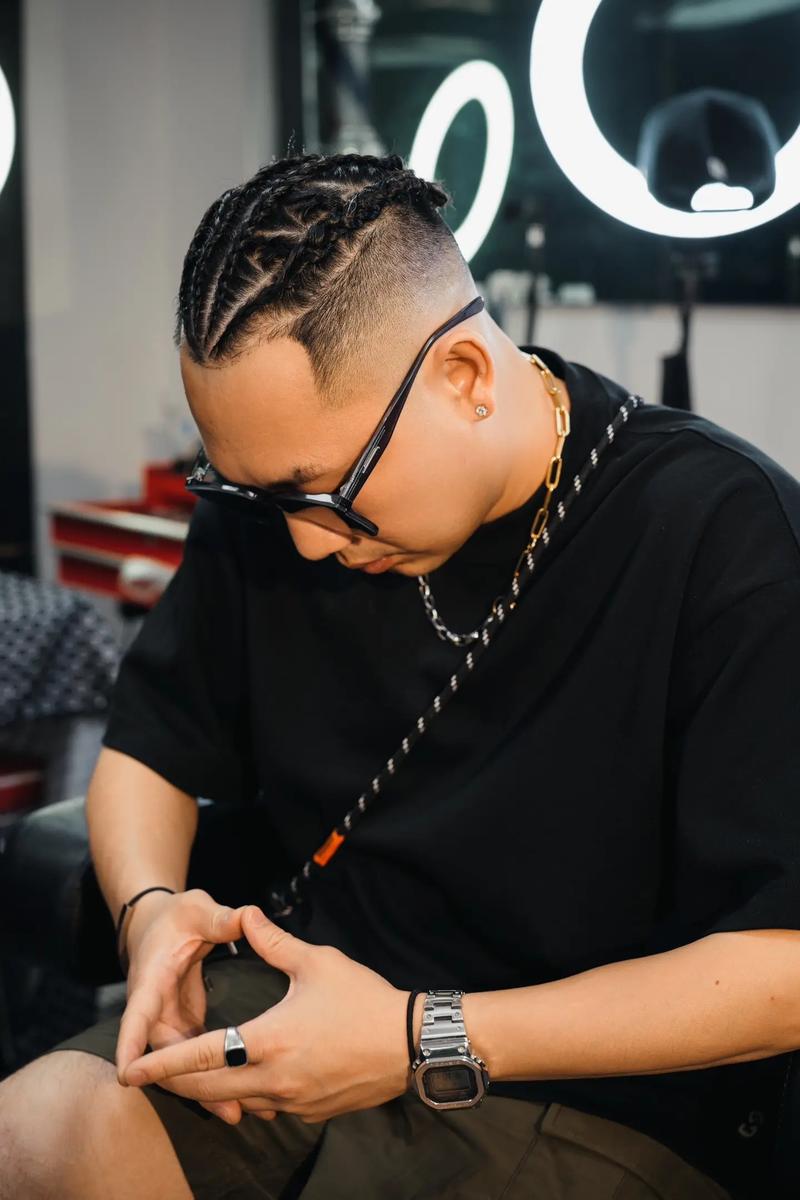 近200名精英骑手相聚成都东安湖 国际马联二星级赛事开赛（近200位顶尖骑手齐聚成都东安湖 国际马联二星级赛事鸣枪开赛）