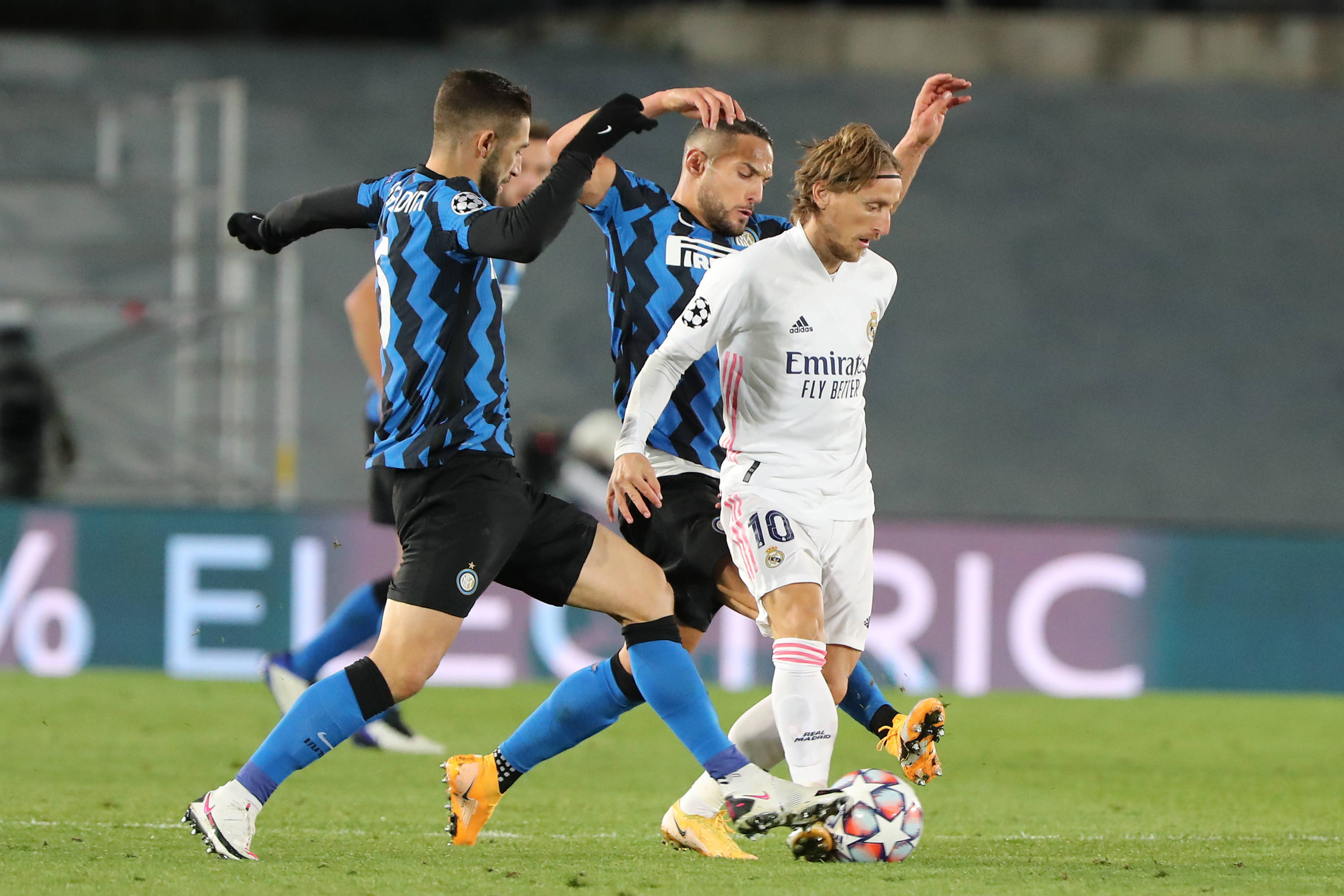 马卡：埃里克疑似鼻骨骨折，已被立即送往医疗中心进行检查（马卡报道：埃里克疑遭鼻骨骨折，已紧急送医检查）