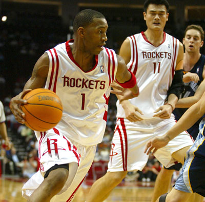 乔治娜晒在卡塔尔海边照片，蓝色紧身连衣裙尽显曼妙身姿（乔治娜晒卡塔尔海边美照，蓝色修身连衣裙彰显优雅曲线）