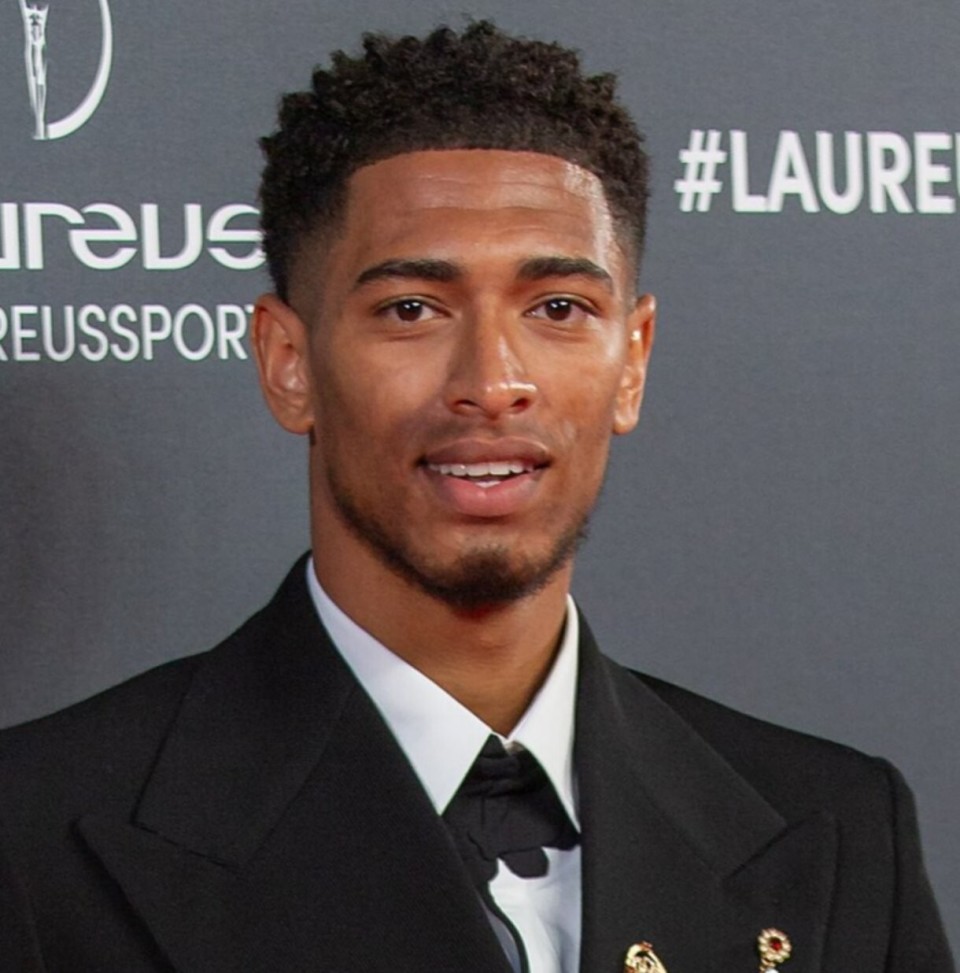 勒布朗轰18+5吞里程悲！在场-33被喷巨大防守漏洞：不卡位+不协防（勒布朗砍下18分5板仍成里程“悲”，在场净负33遭批防守漏洞百出：不卡位、不协防）