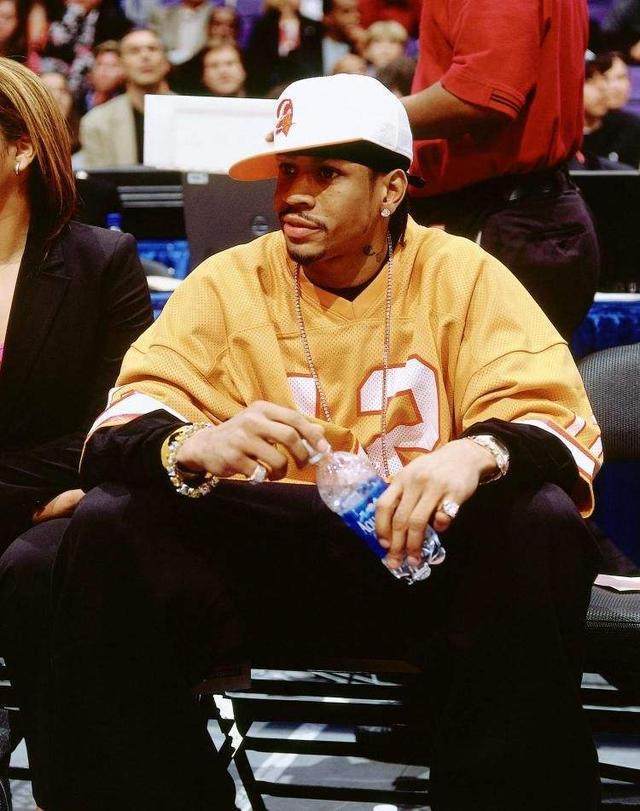 巴萨梅西进球助球队领先皇家社会（梅西破门，巴萨领先皇家社会）