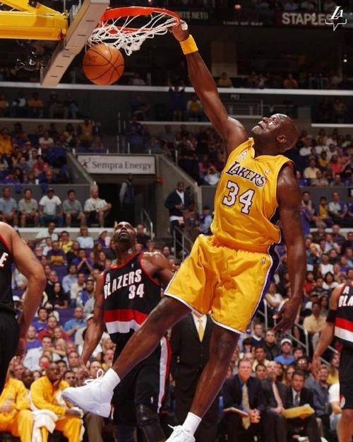 伯恩利主帅：布罗亚有望周末复出，对阵切尔西将会非常艰难（伯恩利主帅称布罗亚有望本周末复出，迎战切尔西将是一场硬仗）