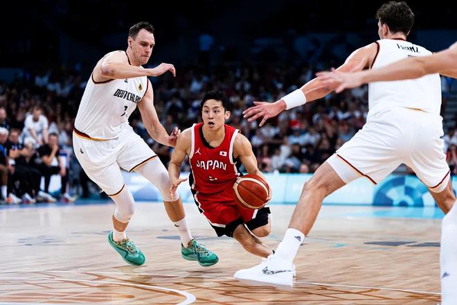 大罗与阿尔卡拉斯切磋网球，还赠送其签名巴西球衣（大罗与阿尔卡拉斯网球过招，赠其亲签巴西球衣）