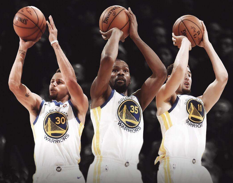 连丢2局！梁靖崑直摇头，孙颖莎耐心给他复盘，王艺迪一旁看热闹（连丢两局，梁靖崑连连摇头；孙颖莎耐心复盘相助，王艺迪在旁观望）