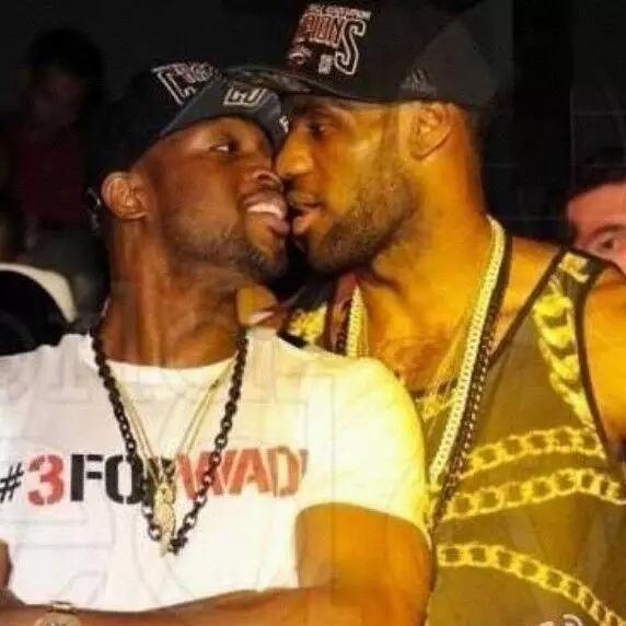 NBA常规赛继续进行，勇士客场131-136不敌开拓者。（NBA常规赛持续上演，勇士客场以131-136不敌开拓者）