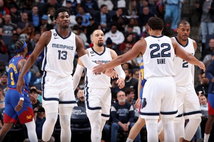 德甲前瞻：狼堡3连败状态低迷，近7次对战勒沃库森难求1胜（德甲前瞻：狼堡陷三连败低谷，近7战勒沃库森仍无胜绩）