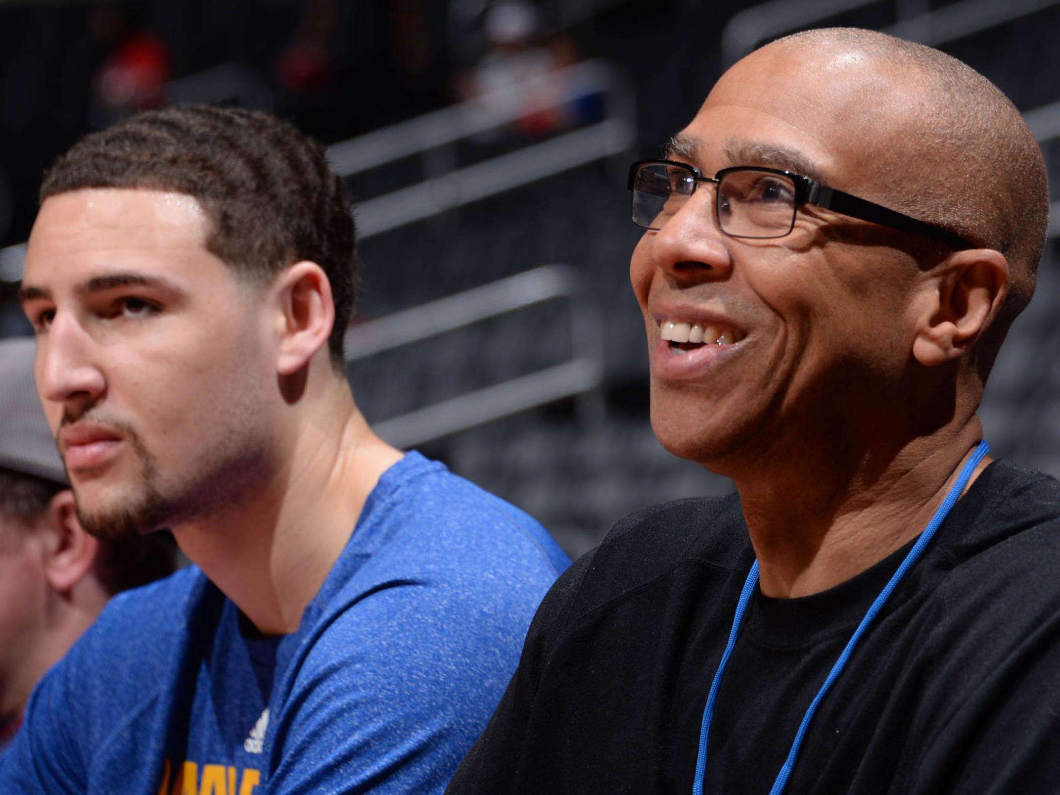 孙继海晒视频发出疑问：为什么现在小孩顺拐那么多（孙继海晒视频提问：为何如今孩子顺拐现象这么多？）