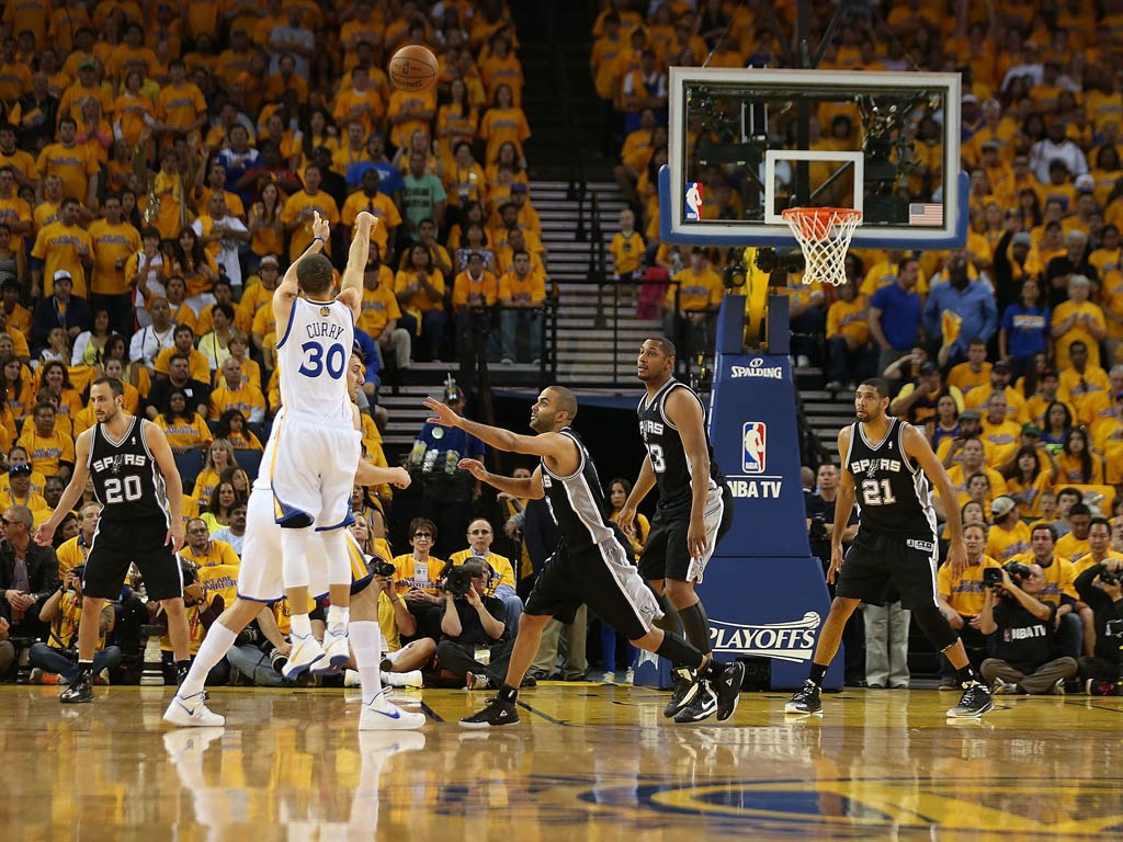 从埃夫勒街区到足球界巅峰：记登贝莱和乌帕梅卡诺的友谊（从埃夫勒街头到足坛之巅：登贝莱与乌帕梅卡诺的情谊）