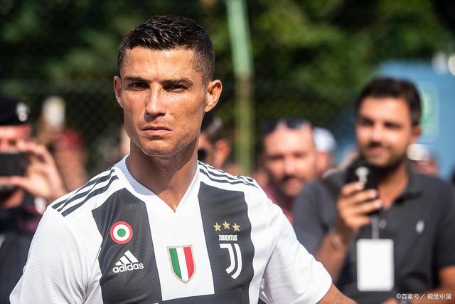 尤文发售圣诞节相关产品，毛衣售价39.9欧元，帽子16.9欧（尤文上新圣诞系列周边：毛衣39.9欧、帽子16.9欧）